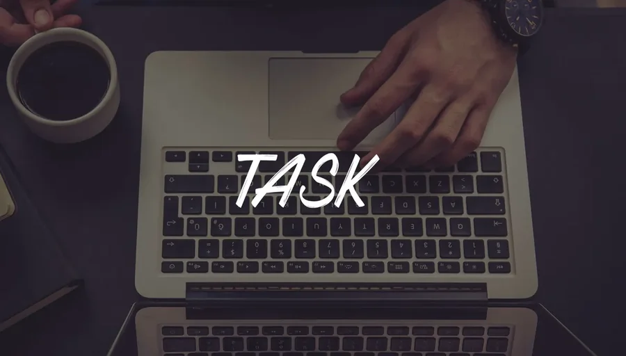 Notebook mostrando a palavra tarefa enquanto alguém digita